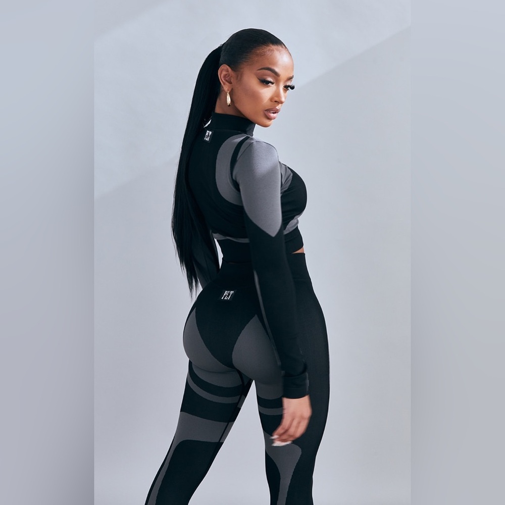 Pretty Little Thing Shape Black Branded Contour Zip Long Sleeve Gym Top - Picture 2 of 9